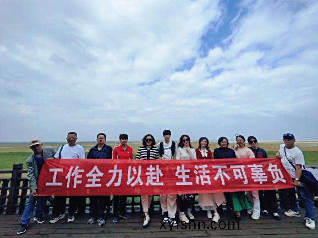晴空(kong)一鶴排(pai)雲(yun)上，便(bian)到贛(gan)鄱賞候鳥